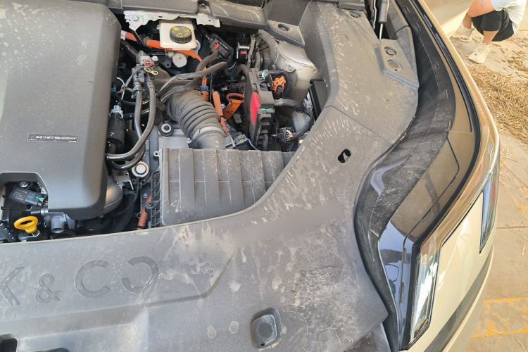 Used Lynk & Co 08 EM-P 2025 220 km All-Wheel-Drive Performance Halo Engine Bay Left