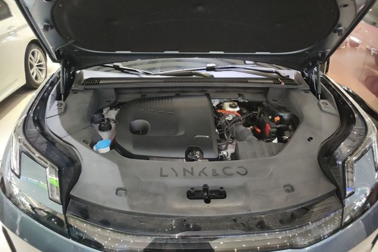 Used Lynk & Co 08 EM-P 2025 220 km All-Wheel-Drive Performance Halo Engine Bay