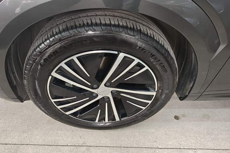 Used Lynk & Co 08 EM-P 2025 120km Long-Range Halo Exterior 1