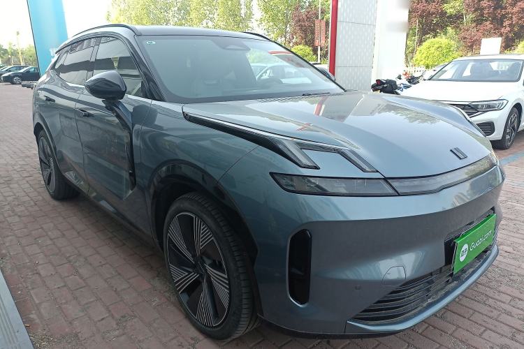 Used Lynk & Co 08 EM-P 2025 220 km All-Wheel-Drive Performance Halo Exterior 1