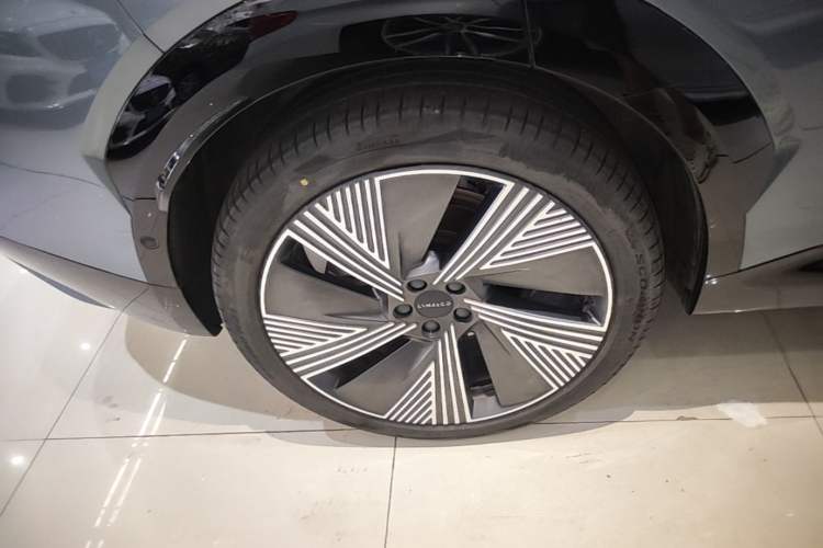 Used Lynk & Co 08 EM-P 2025 220 km All-Wheel-Drive Performance Halo Exterior 5