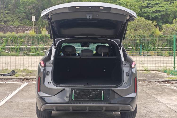 Used Lynk & Co 08 EM-P 2025 120km Long-Range Halo Exterior 9