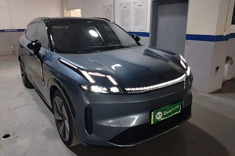 Used Lynk & Co 08 EM-P 2025 220 km All-Wheel-Drive Performance Halo Front Right 45 Deg