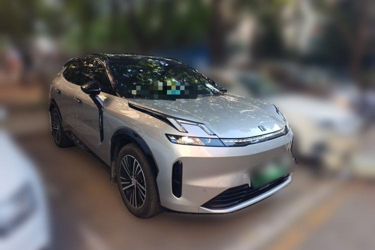 Used Lynk & Co 08 EM-P 2025 120km Long-Range Plus Front Right 45 Deg