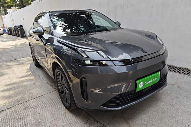 Used Lynk & Co 08 EM-P 2025 120km Long-Range Pro Front Right 45 Deg
