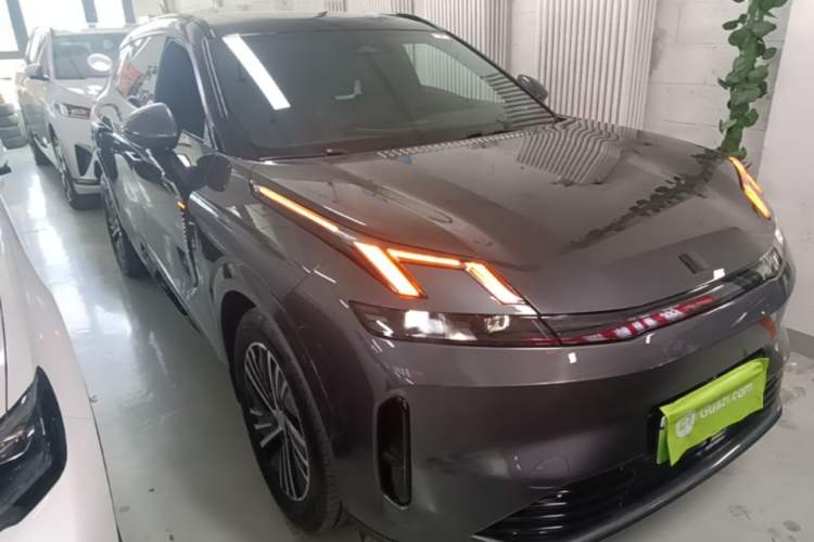 Used Lynk & Co 08 EM-P 2025 120km Long-Range Pro Front Right 45 Deg