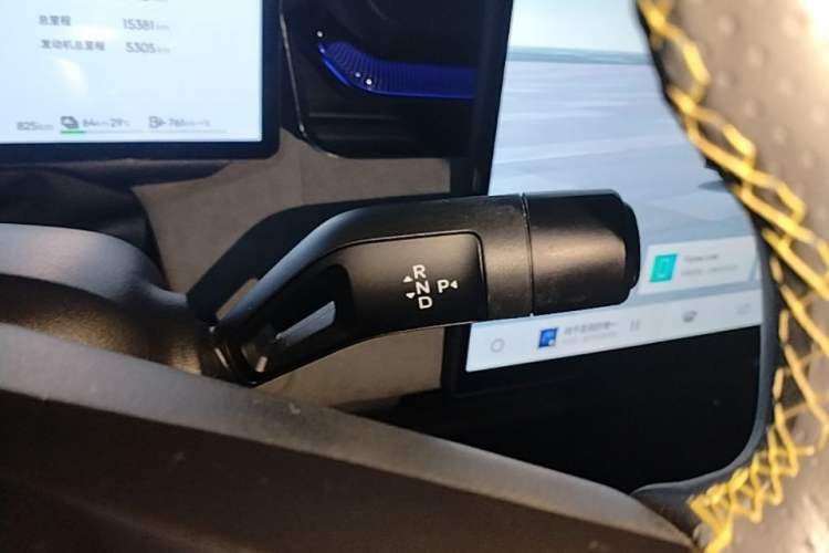 Used Lynk & Co 08 EM-P 2025 220 km All-Wheel-Drive Performance Halo Gear Lever