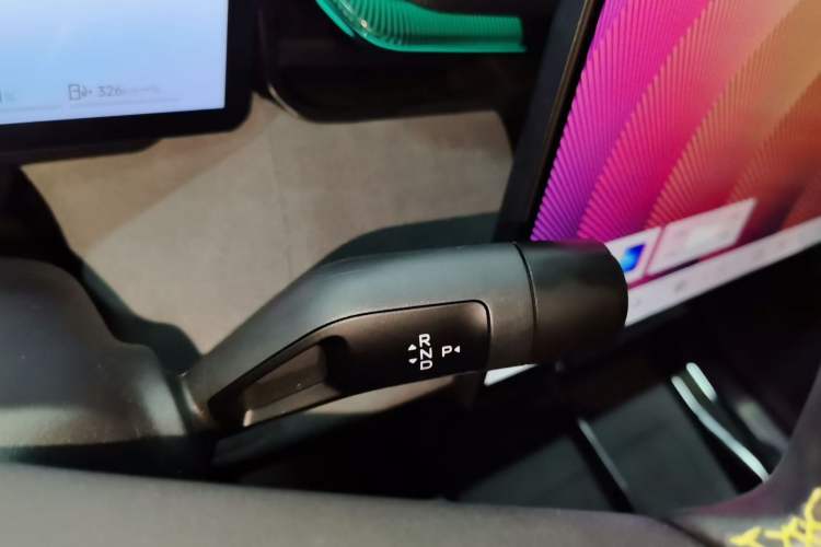 Used Lynk & Co 08 EM-P 2025 120km Long-Range Halo Gear Lever