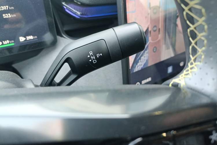 Used Lynk & Co 08 EM-P 2025 220 km All-Wheel-Drive Performance Halo Gear Lever