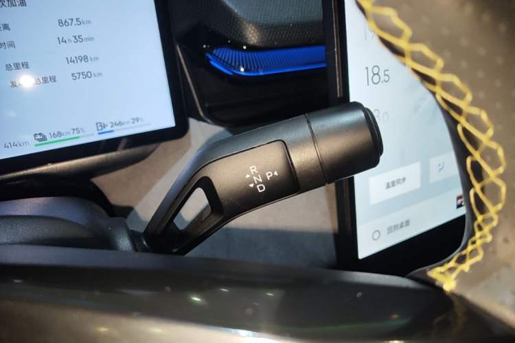 Used Lynk & Co 08 EM-P 2025 220 km All-Wheel-Drive Performance Halo Gear Lever