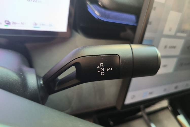 Used Lynk & Co 08 EM-P 2025 220 km All-Wheel-Drive Performance Halo Gear Lever