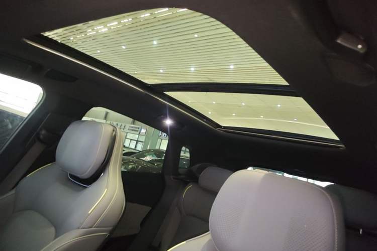 Used Lynk & Co 08 EM-P 2025 220 km All-Wheel-Drive Performance Halo Headliner