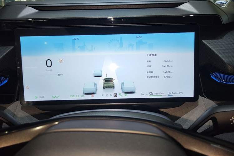 Used Lynk & Co 08 EM-P 2025 220 km All-Wheel-Drive Performance Halo Instrument Cluster