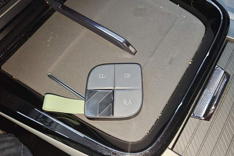Used Lynk & Co 08 EM-P 2025 120km Long-Range Halo Interior 1