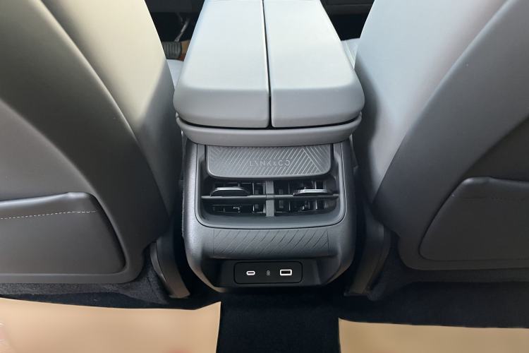 Used Lynk & Co 08 EM-P 2025 245km Ultra-Long Range Halo Interior 11