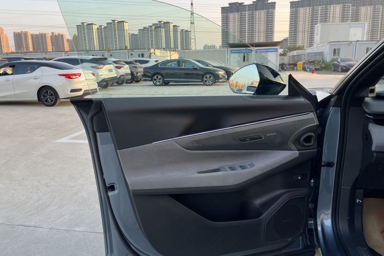 Used Lynk & Co 08 EM-P 2025 245km Ultra-Long Range Halo Interior 12