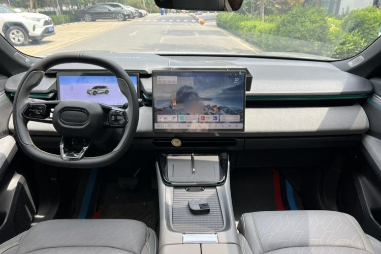 Used Lynk & Co 08 EM-P 2025 120km Long-Range Pro Interior 8