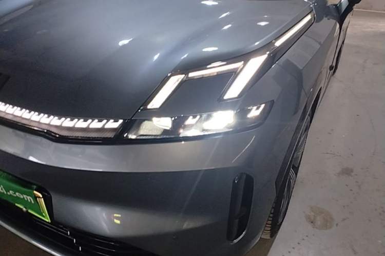 Used Lynk & Co 08 EM-P 2025 220 km All-Wheel-Drive Performance Halo Left Front Headlight