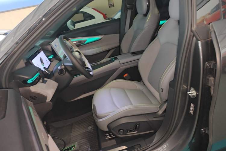 Used Lynk & Co 08 EM-P 2025 120km Long-Range Halo Left Front Seat