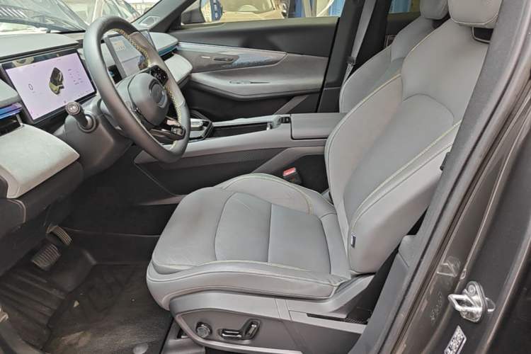 Used Lynk & Co 08 EM-P 2025 120km Long-Range Pro Left Front Seat