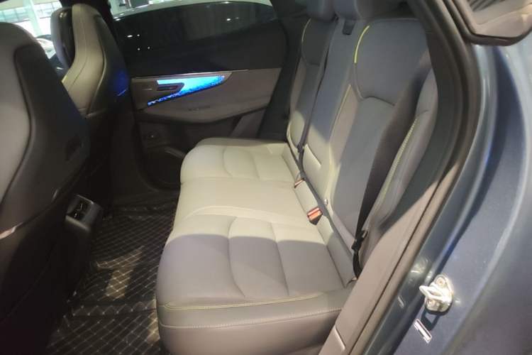 Used Lynk & Co 08 EM-P 2025 220 km All-Wheel-Drive Performance Halo Left Rear Seat