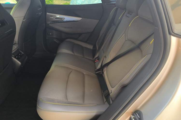 Used Lynk & Co 08 EM-P 2025 220 km All-Wheel-Drive Performance Halo Left Rear Seat