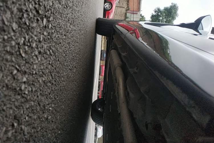 Used Lynk & Co 08 EM-P 2025 120km Long-Range Halo Left Side Sill