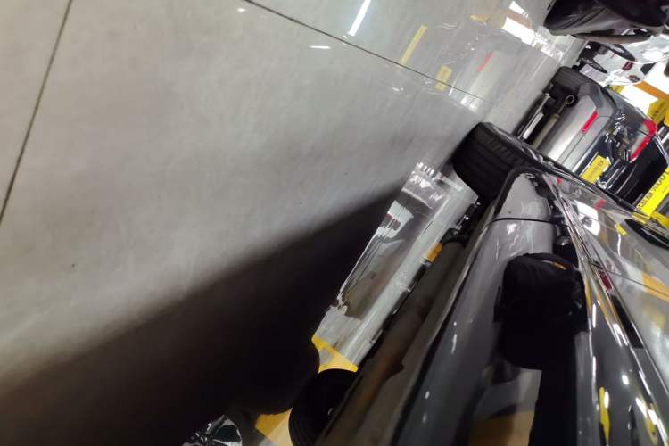 Used Lynk & Co 08 EM-P 2025 120km Long-Range Halo Left Side Sill