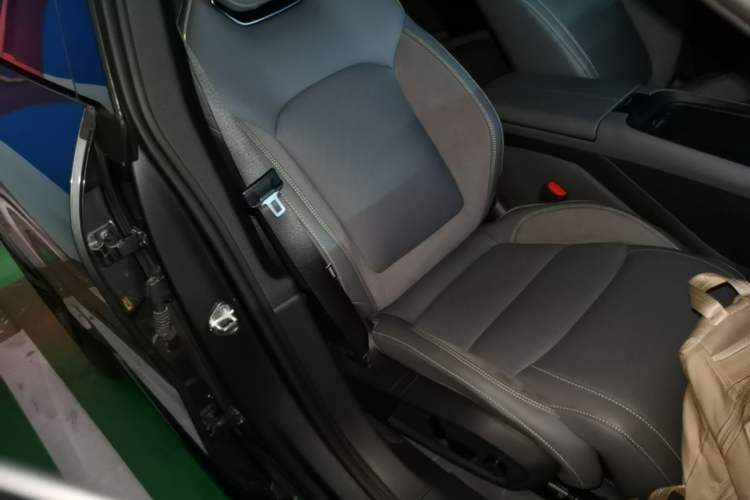 Used Lynk & Co 08 EM-P 2025 120km Long-Range Halo Right Front Seat