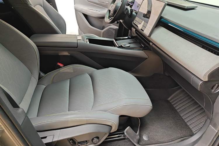 Used Lynk & Co 08 EM-P 2025 120km Long-Range Pro Right Front Seat