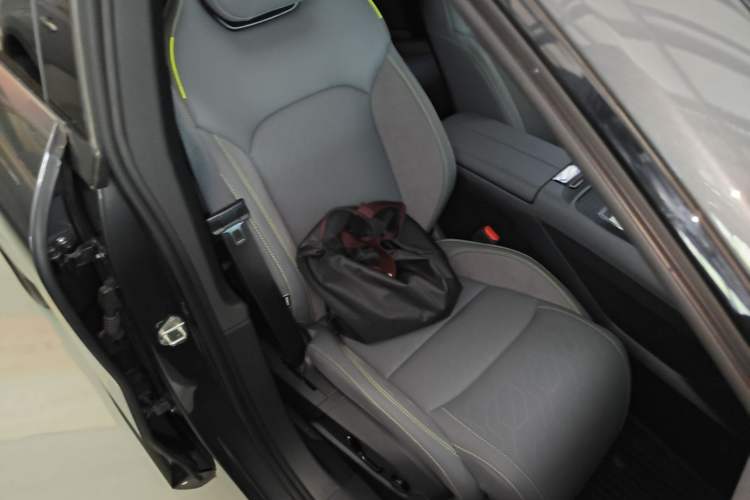 Used Lynk & Co 08 EM-P 2025 120km Long-Range Halo Right Front Seat