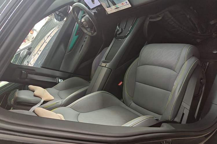Used Lynk & Co 08 EM-P 2025 120km Long-Range Halo Right Front Seat