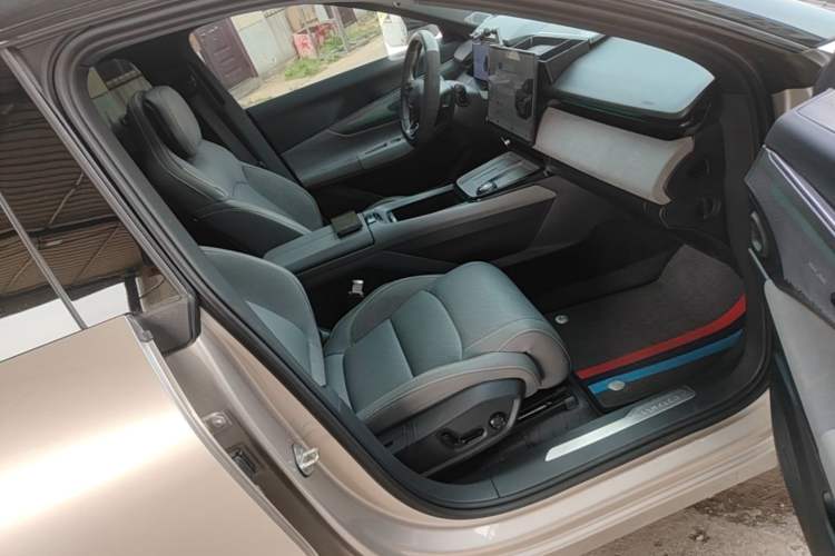 Used Lynk & Co 08 EM-P 2025 120km Long-Range Pro Right Front Seat