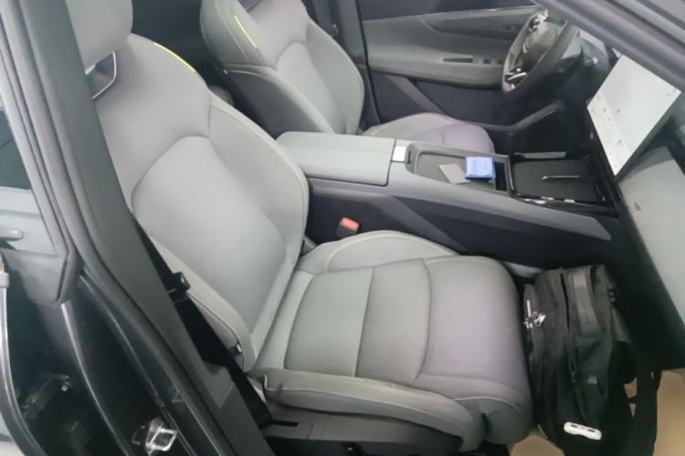 Used Lynk & Co 08 EM-P 2025 120km Long-Range Pro Right Front Seat