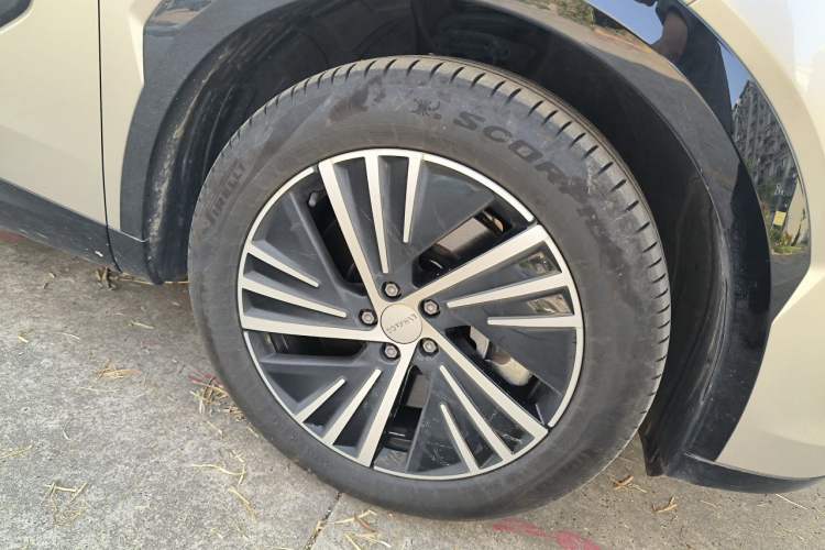 Used Lynk & Co 08 EM-P 2025 220 km All-Wheel-Drive Performance Halo Right Front Wheel Hub