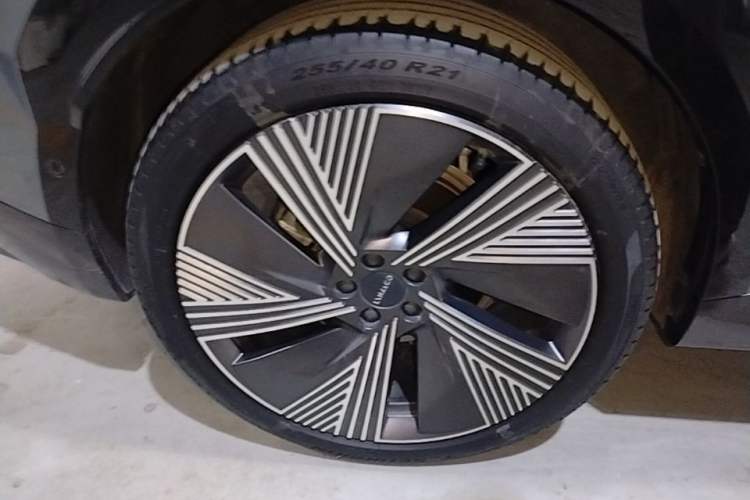 Used Lynk & Co 08 EM-P 2025 220 km All-Wheel-Drive Performance Halo Right Rear Wheel Hub