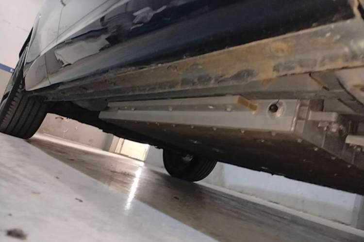Used Lynk & Co 08 EM-P 2025 220 km All-Wheel-Drive Performance Halo Right Side Sill