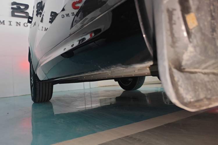 Used Lynk & Co 08 EM-P 2025 120km Long-Range Halo Right Side Sill