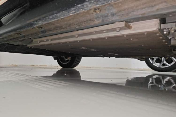 Used Lynk & Co 08 EM-P 2025 120km Long-Range Halo Right Side Sill