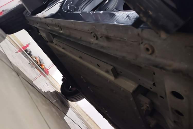 Used Lynk & Co 08 EM-P 2025 120km Long-Range Pro Right Side Sill