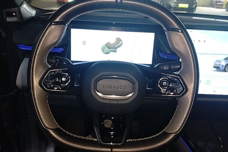 Used Lynk & Co 08 EM-P 2025 220 km All-Wheel-Drive Performance Halo Steering Wheel