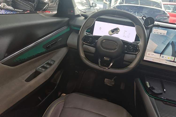 Used Lynk & Co 08 EM-P 2025 120km Long-Range Halo Steering Wheel