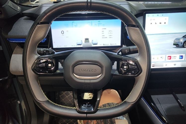 Used Lynk & Co 08 EM-P 2025 220 km All-Wheel-Drive Performance Halo Steering Wheel