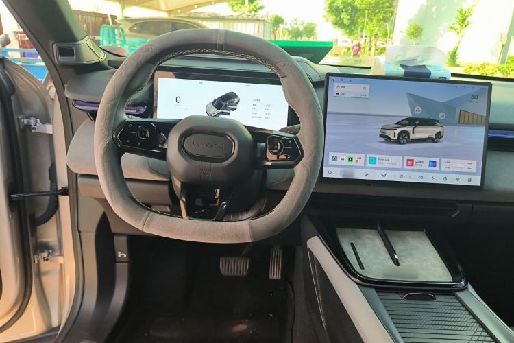 Used Lynk & Co 08 EM-P 2025 220 km All-Wheel-Drive Performance Halo Steering Wheel