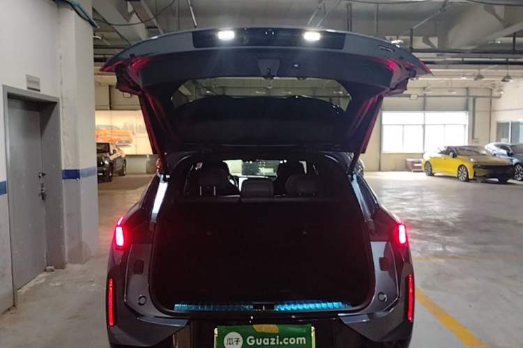 Used Lynk & Co 08 EM-P 2025 220 km All-Wheel-Drive Performance Halo Trunk
