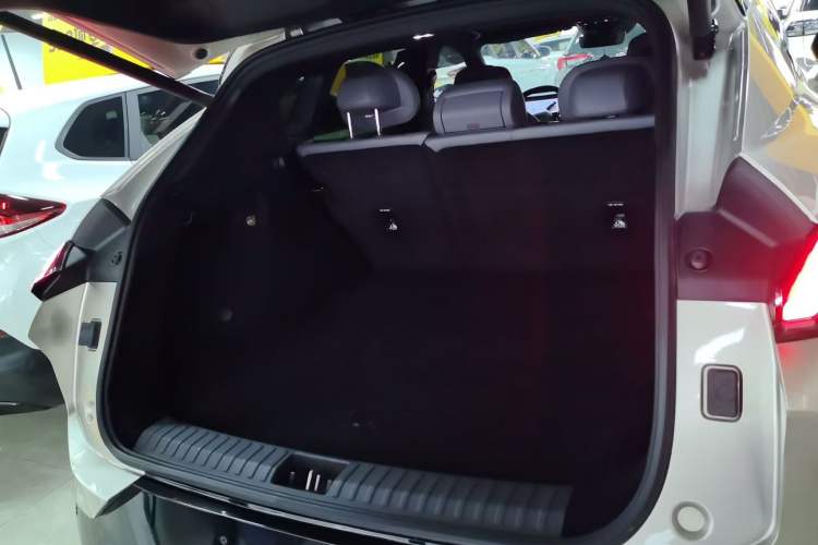 Used Lynk & Co 08 EM-P 2025 120km Long-Range Halo Trunk