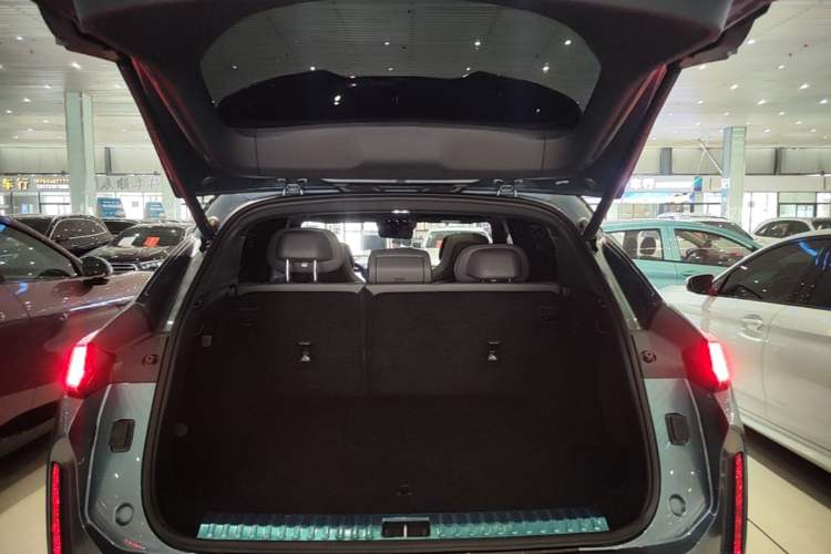 Used Lynk & Co 08 EM-P 2025 220 km All-Wheel-Drive Performance Halo Trunk