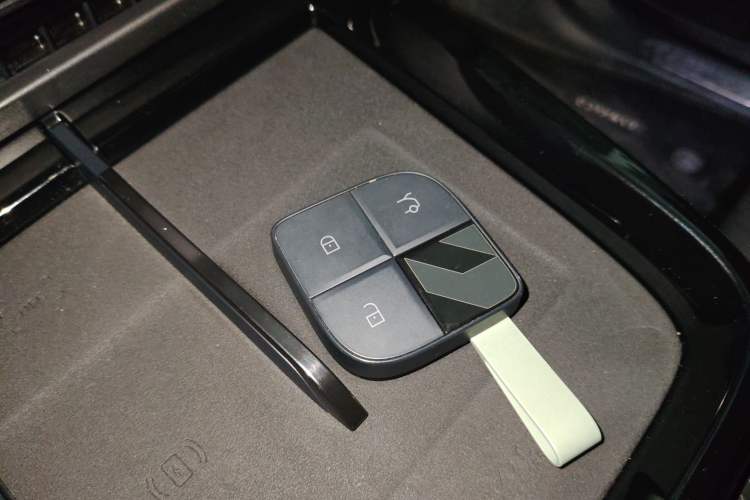 Used Lynk & Co 08 EM-P 2025 120km Long-Range Halo Vehicle Key