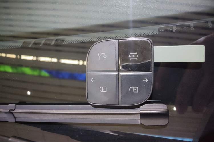 Used Lynk & Co 08 EM-P 2025 220 km All-Wheel-Drive Performance Halo Vehicle Key