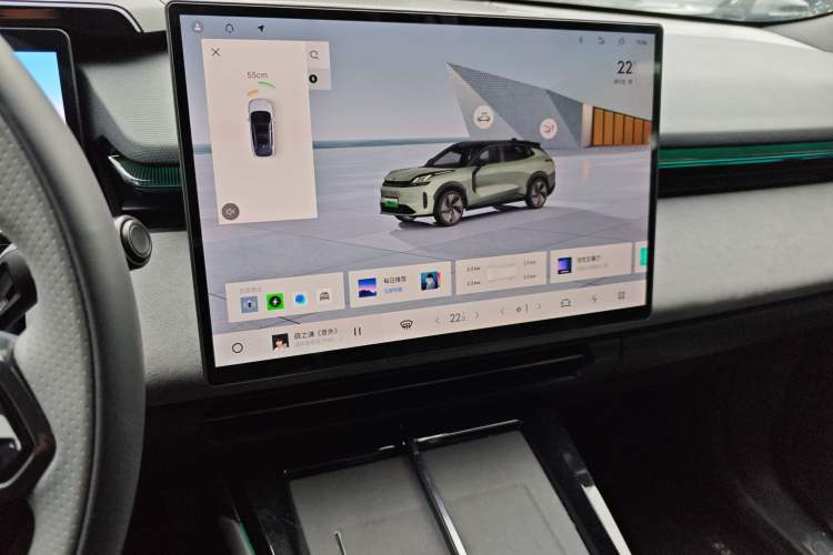 Used Lynk & Co 08 EM-P 2025 220 km All-Wheel-Drive Performance Halo Audio And AC Panel